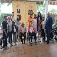 Reparto de  PAÑUELOS DE FIESTAS, a nuestros mayores