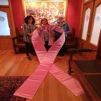 Un gran lazo rosa en el Día Mundial contra el Cáncer de Mama