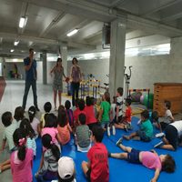 Laura Rivado visita a los participantes en la Ludoteca de Verano