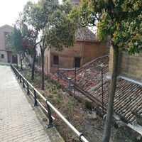 La Brigada de Obras realiza labores de poda en la zona de la Parroquia de Santo Tomás