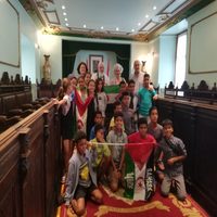 García recibe a los participantes del programa “Vacaciones en Paz”