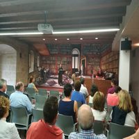 Decenas de personas se dan cita para escuchar a Emilio Barco Royo