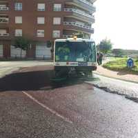 Un remolque derrama parte de su carga de uva en la Avenida de Santo Domingo de la Calzada