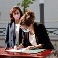 La alcaldesa de Haro, Laura Rivado, firma el convenio de cabeceras