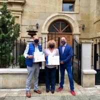 Haro entrega la distinción de Calidad Turística SICTED a un nuevo establecimiento de la ciudad.