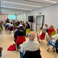 Andrea Gordo acompaña al rector de la UR en un encuentro con alumnos de la Universidad de la Experiencia en Haro