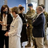 Laura Rivado acompaña a Concha Andreu en su visita al equipo de vacunación del ejército destinado en Haro