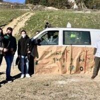 Alumnos del IES Ciudad de Haro reforestan el Cerro de Santa Lucía de Haro