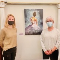 Arantxa Carrero visita la exposición de pinturas de Café Liceo