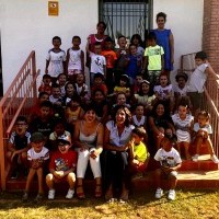 Laura Rivado visita a los participantes de la Ludoteca de Verano