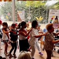 La Jarrera Mayor y la Jarrera Infantil con sus damas asisten al inicio de las fiestas de Madre de Dios