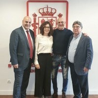 Laura Rivado y Leopoldo García felicitan a Luis de la Fuente en la sede de la RFEF