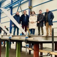 Laura Rivado visita los trabajos de elaboración y ensamblaje de la pasarela