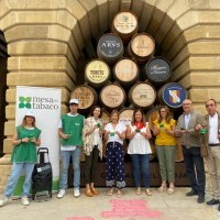 Haro y la Mesa del trabajo distribuyen 5.000 ceniceros portátiles.