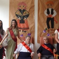 Reparto de Pañuelos y Libros de Fiestas en Hogar Madre de Dios, Los Jazmines y el Centro de Dia