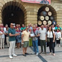 Entrega del azulejo de la ciudad a la Peña los Peques en su 60 aniversario