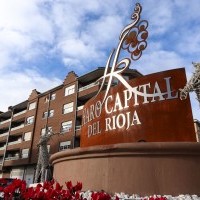 Haro da la bienvenida con nueva decoración en la rotonda de Avenida de Logroño