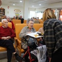El Ayuntamiento de Haro hace una visita Navideña a los centros de mayores