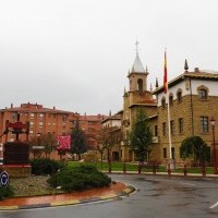 Haro ya luce la bandera de España en la Plaza de Castañares