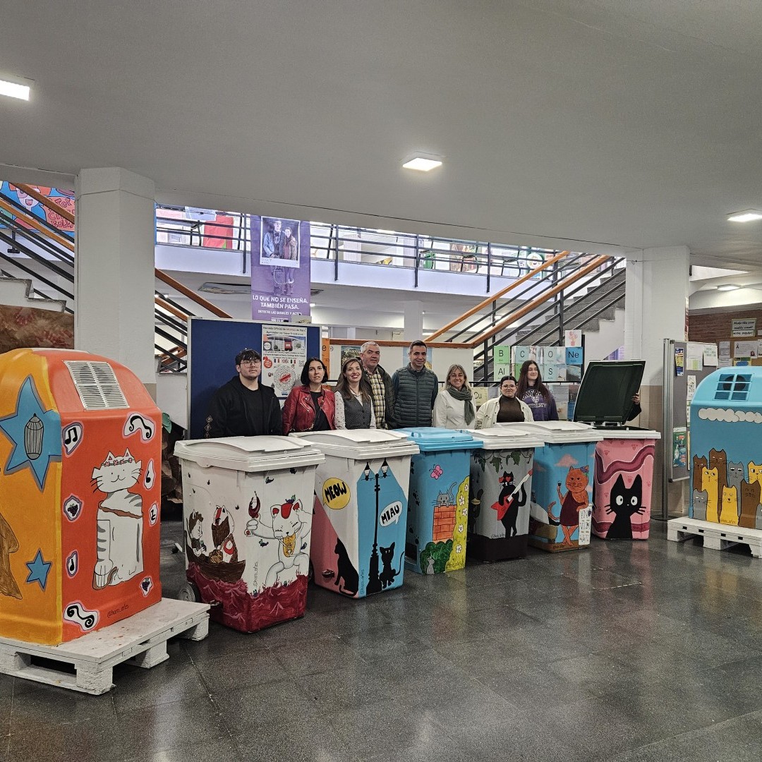 El Ayuntamiento recoge las “Cat Home” de mano de los alumnos de artes que serán colocadas en las colonias de la ciudad