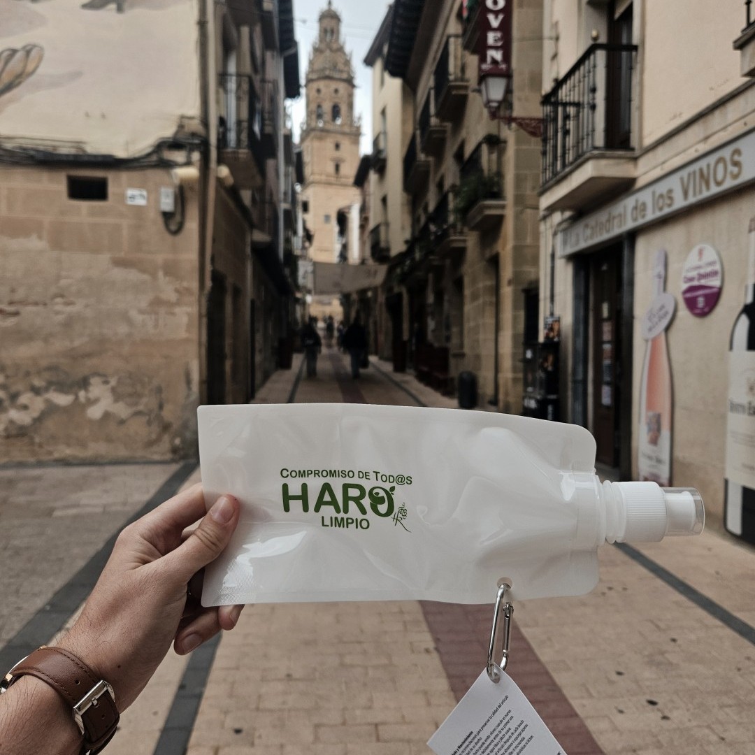 El Ayuntamiento pone a disposición 800 botellas para aplicar desinfectante sobre las micciones