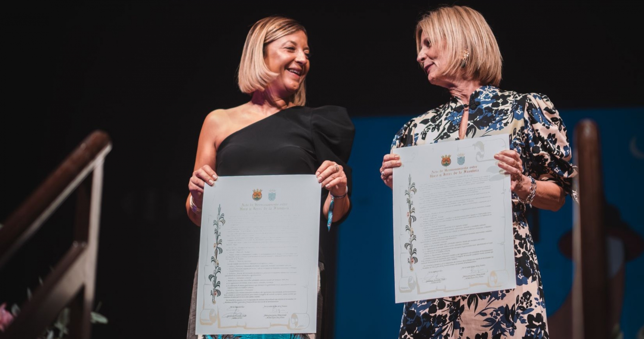 Haro y Jerez de la Frontera sellan su histórico hermanamiento en el Teatro Bretón de Haro