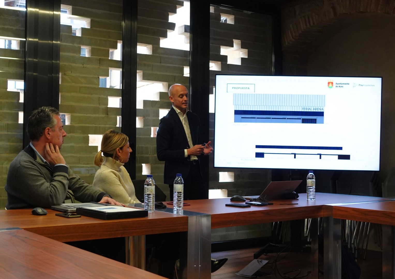 Haro presenta el“Ferial Arena” a los clubs jarreros