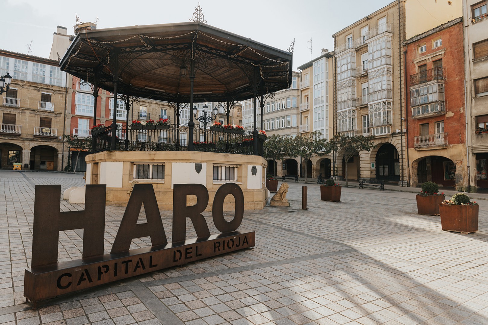 Haro instala dos farolas inteligentes en la Plaza de Castañares para mejorar la seguridad peatonal